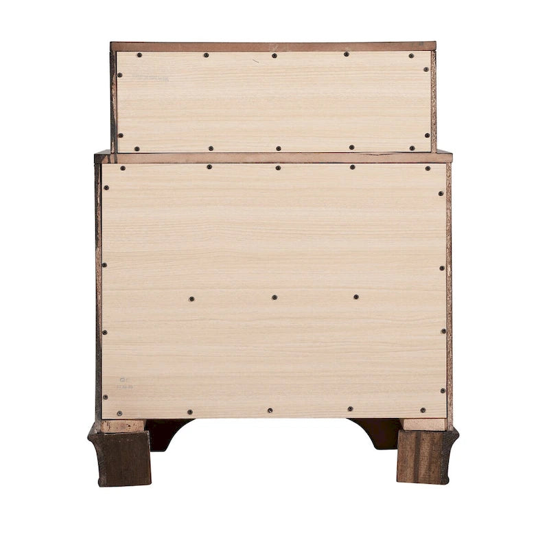 Table de chevet traditionnelle à trois tiroirs, deux niveaux et poignées métalliques